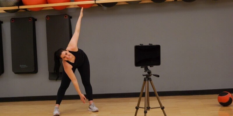 校园娱乐员工通过iPad导致虚拟健身班。