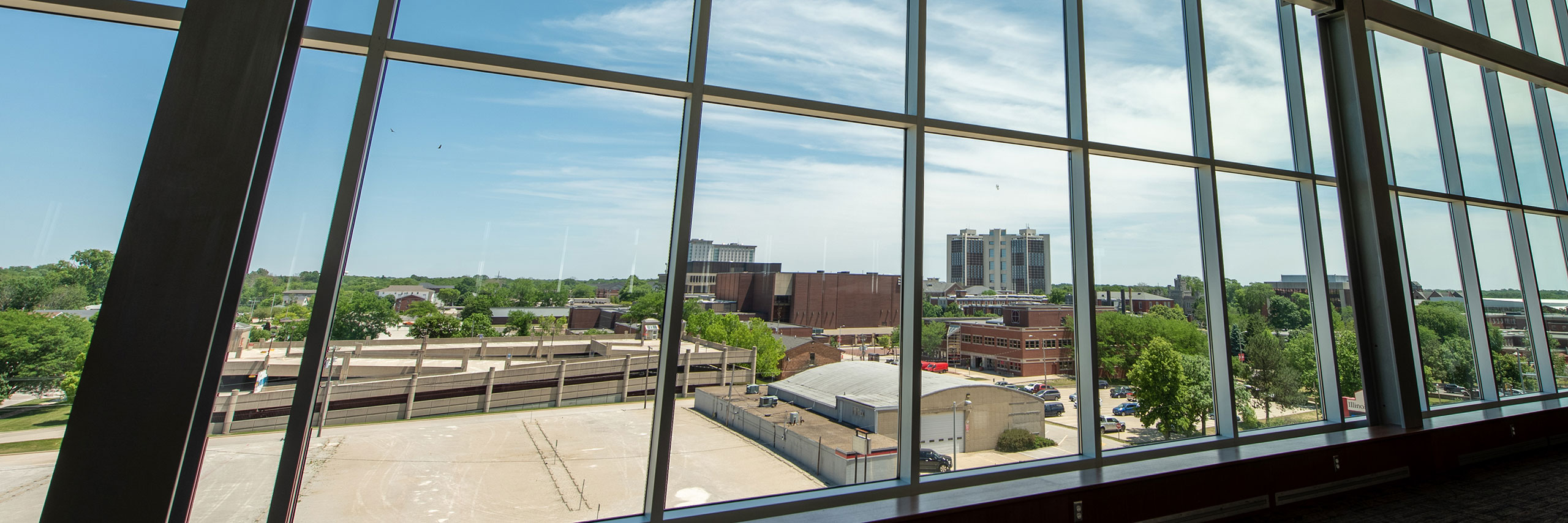 校园环境的窗口视图。