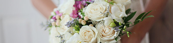 新娘拿着白色束玫瑰花