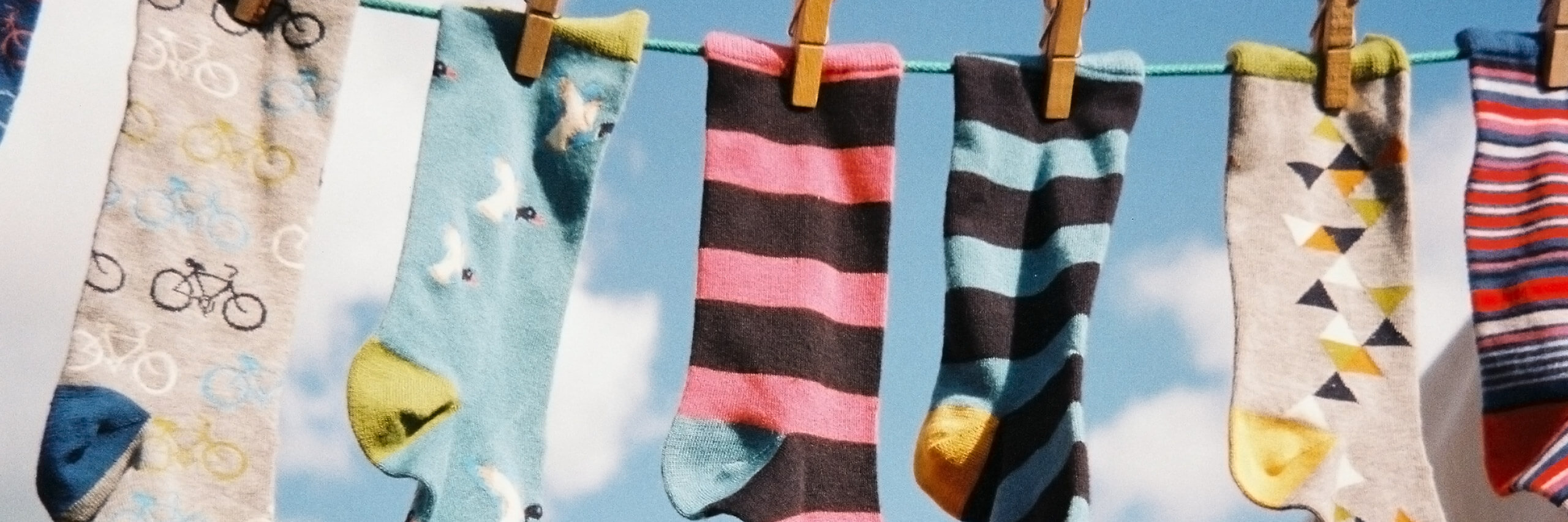 袜子挂在一根电线的形象。