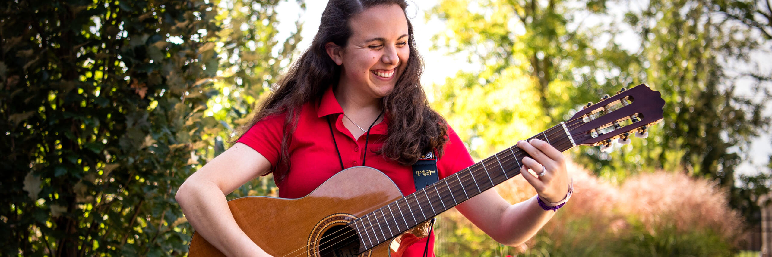 音乐疗法的学生弹吉他时的微笑。
