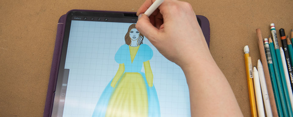 毕业服装设计师的草图服装在她的平板电脑。