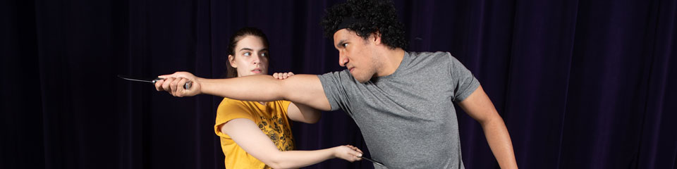 两个演员表演一个战斗场景。