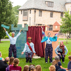 莎士比亚戏剧节的演员为家庭表演。