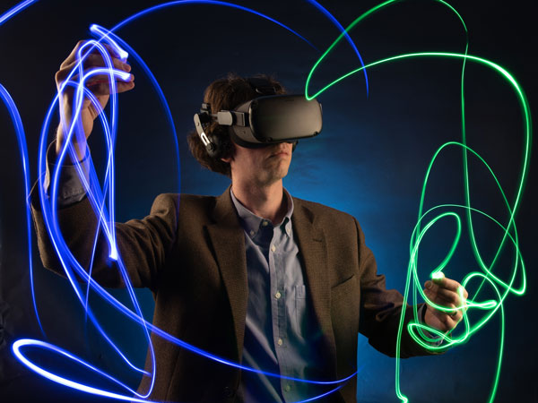 马格努森教授戴着VR头盔指挥。