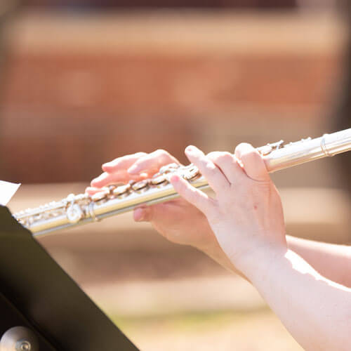 学生吹奏长笛。