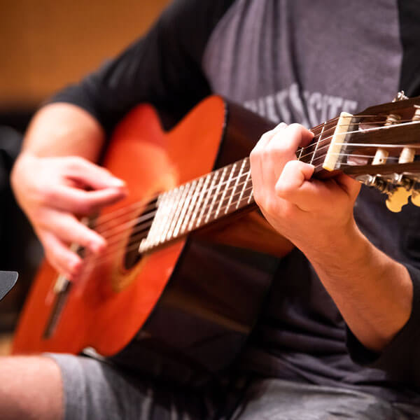 一个学生在练习吉他。