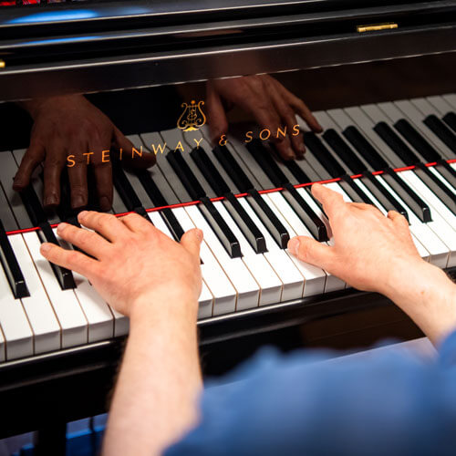 手放在钢琴键上。