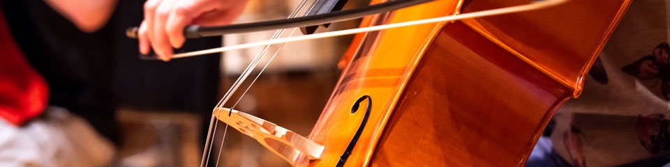 一位大提琴手在合奏会上演奏大提琴。