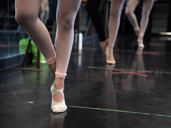 工作室里芭蕾舞演员的鞋子。
