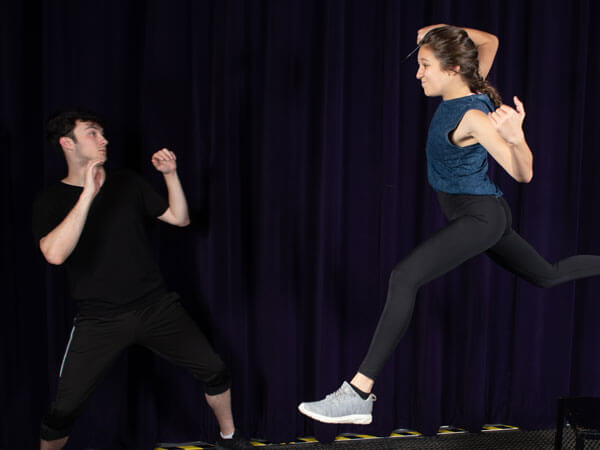两名演员在表演前练习格斗。