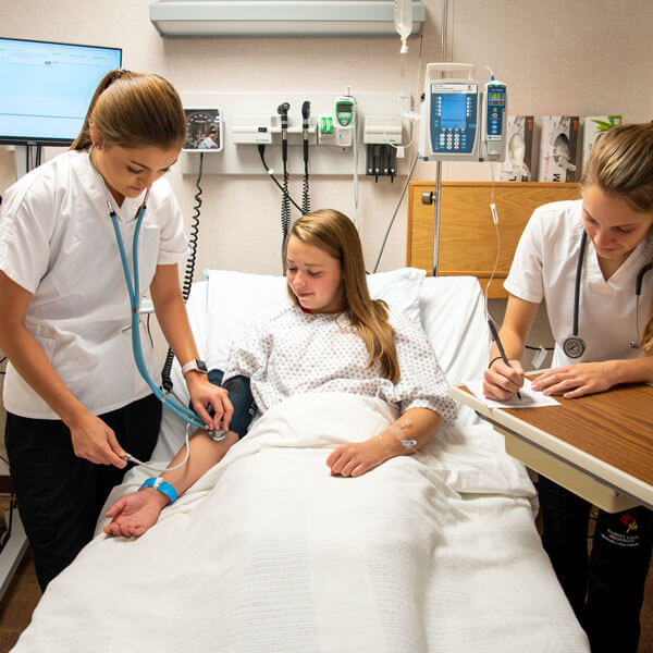 三个护生模拟在医院工作。