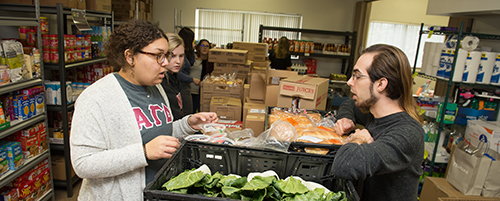 学生们在当地的食品分发处做志愿者。