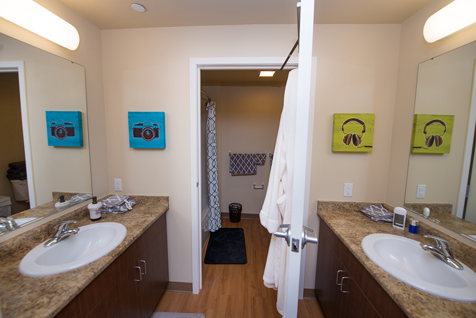 双虚荣和淋浴的浴室视图。(4 x2: 4单卧室和2浴室)。