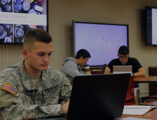 穿着军装的学生在图书馆学习。