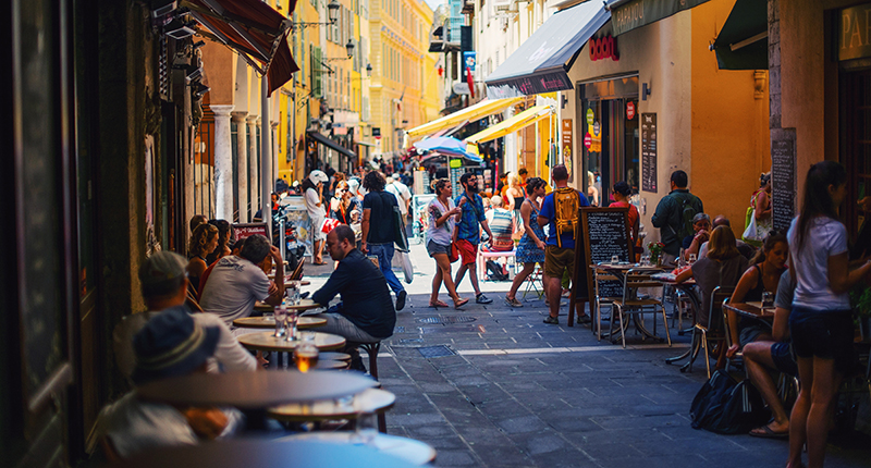 法国尼斯的街道两旁都是商店和咖啡馆。