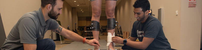 研究生使用的设备在一个病人的脚踝。