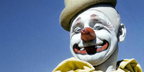 伊利诺斯州的费利克斯·阿德勒的克林顿,小丑的头靠在天空。他是一个非常好的小丑润格林节目很多年了。1942年9月12日。