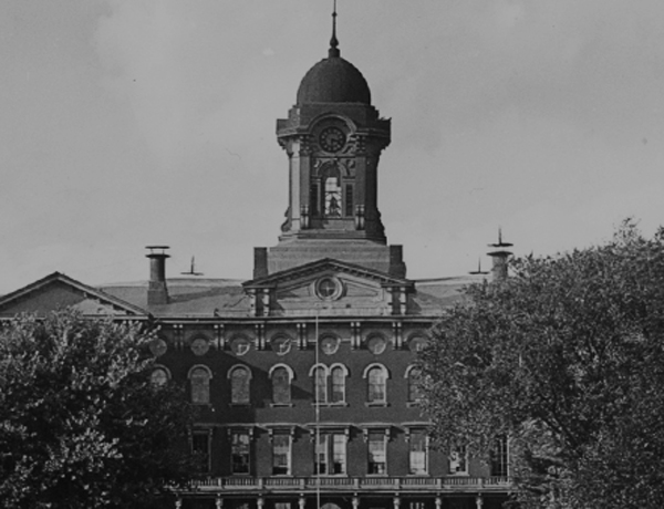 一个历史性的黑白照片的原始旧主楼钟楼。