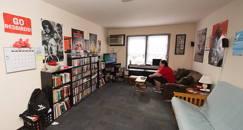 学生玩电子游戏在客厅的公寓。