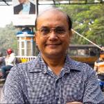 医生的照片Somnath Lahiri站在街上的一个印度城市