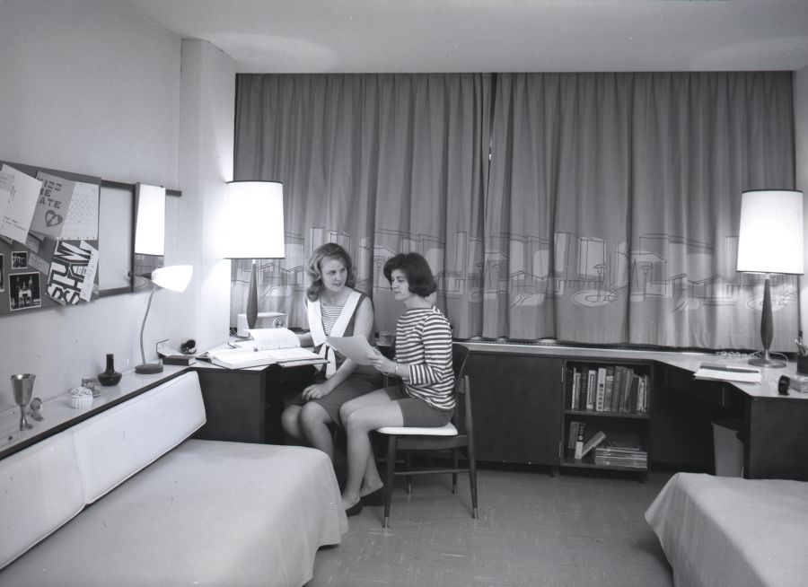 学生在他们的1965年西校区学生宿舍房间