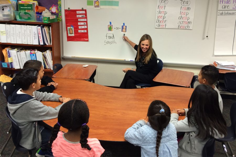 劳克林和她的学生们在奥兰治县汉森学校学习阅读课。