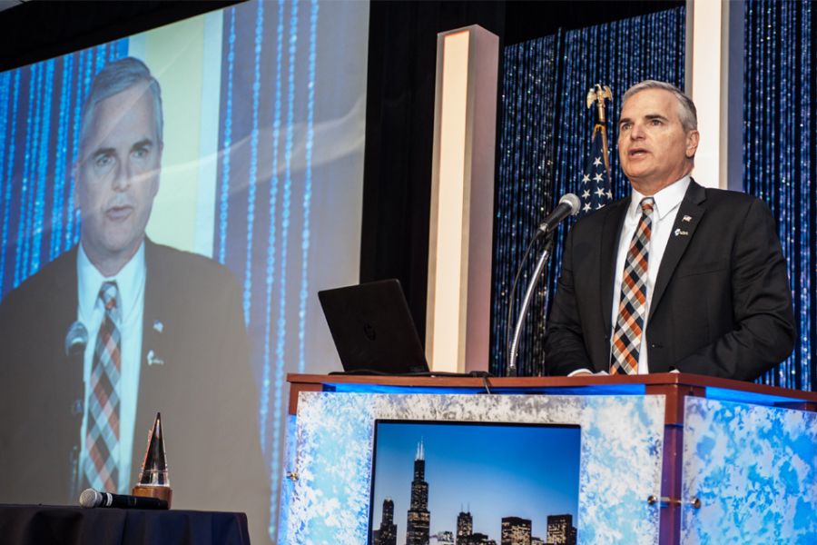 Tom Bertrand在芝加哥获得2015年IASA年度总监奖。