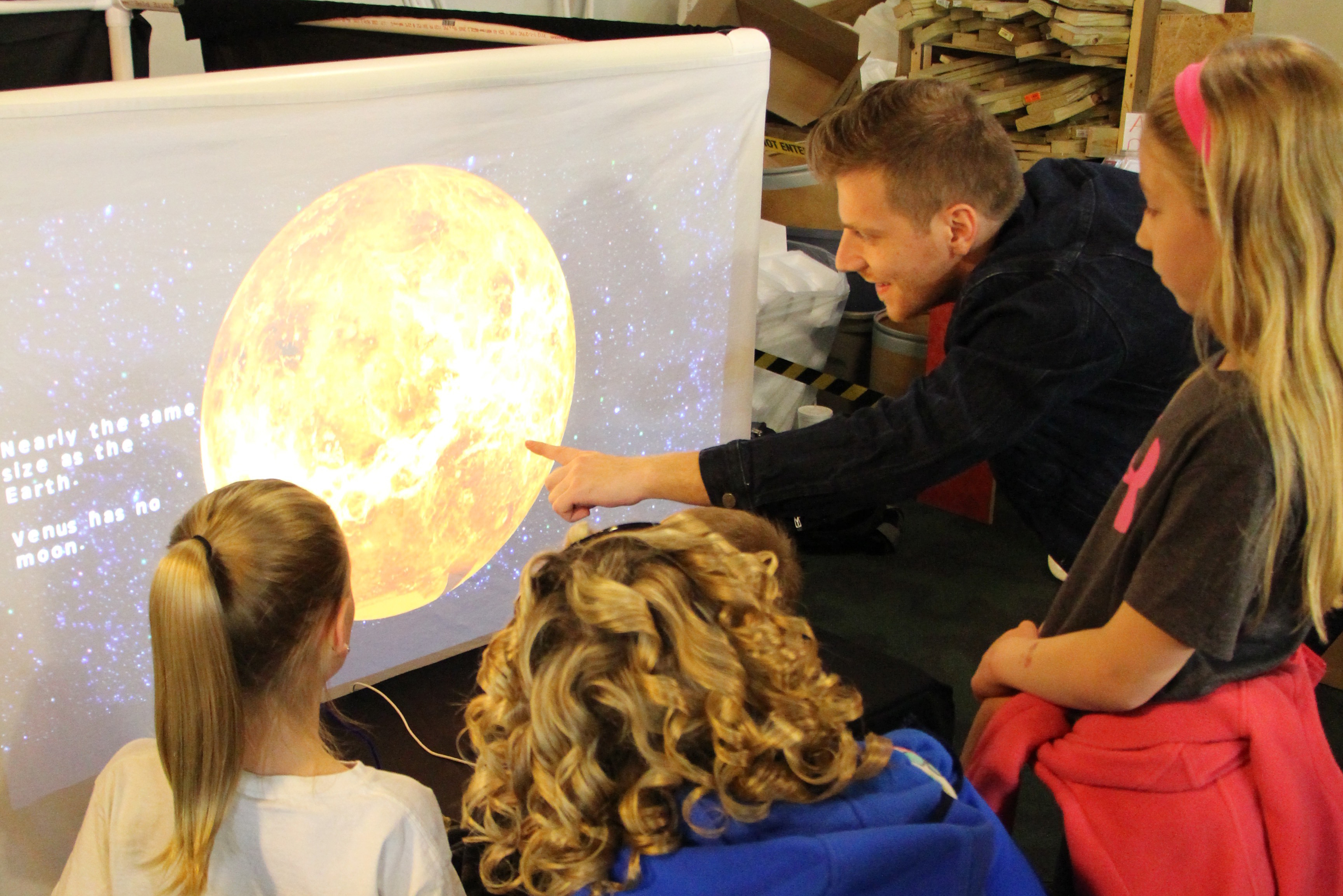 艺术技术项目初级离子Taflan展示了他的团队的项目,“太阳系探索,“儿童发现博物馆。