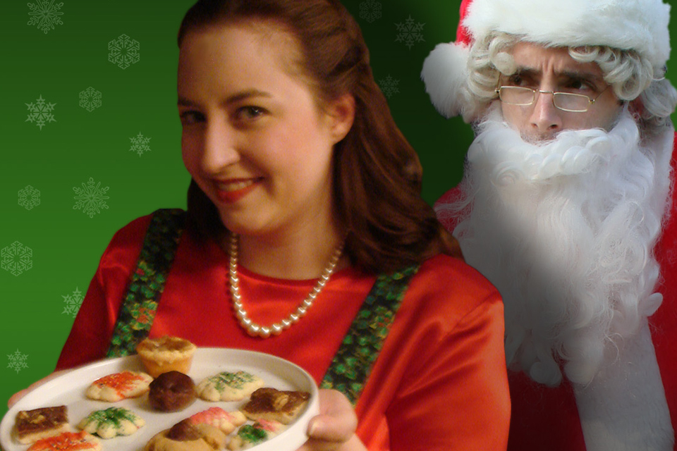 身后有饼干和圣诞老人的女人。