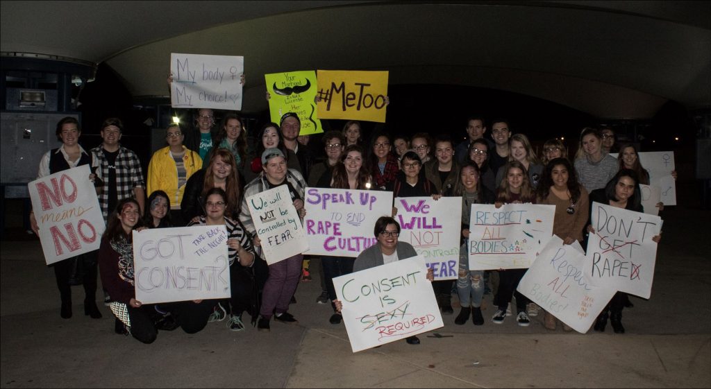 学生们举着赞成同意和#MeToo运动的标语