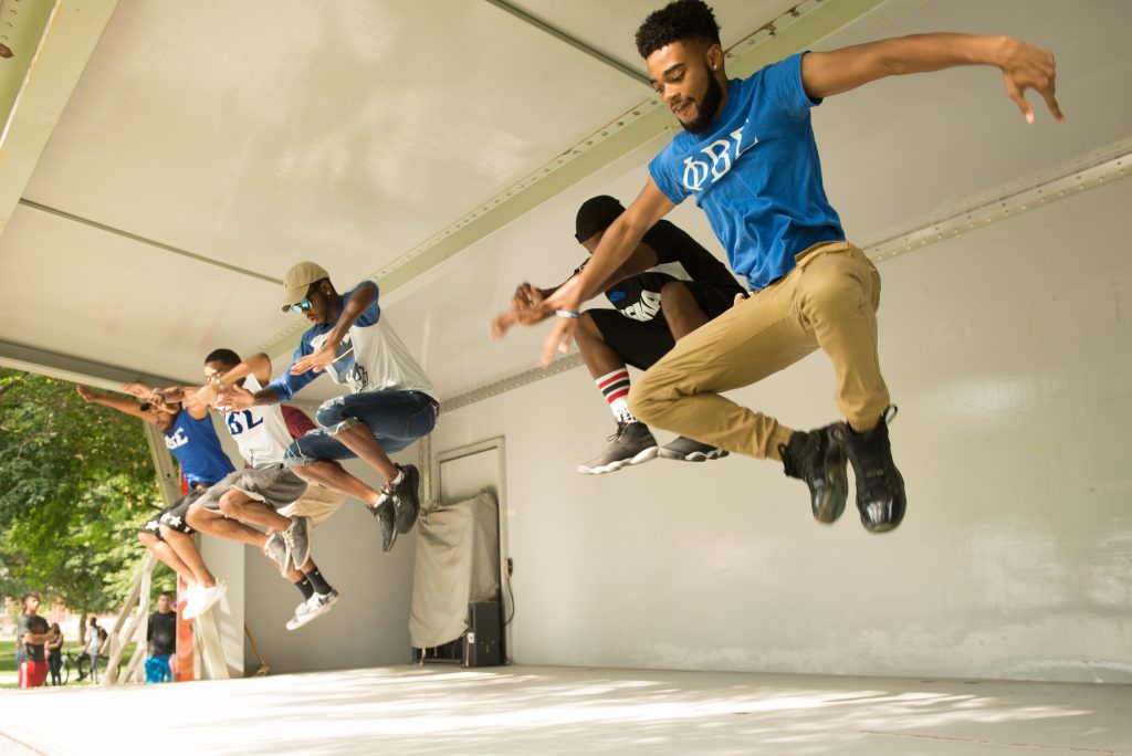 伊利诺伊州立大学的一个学生舞蹈团表演，丰富了红鸟校园社区。