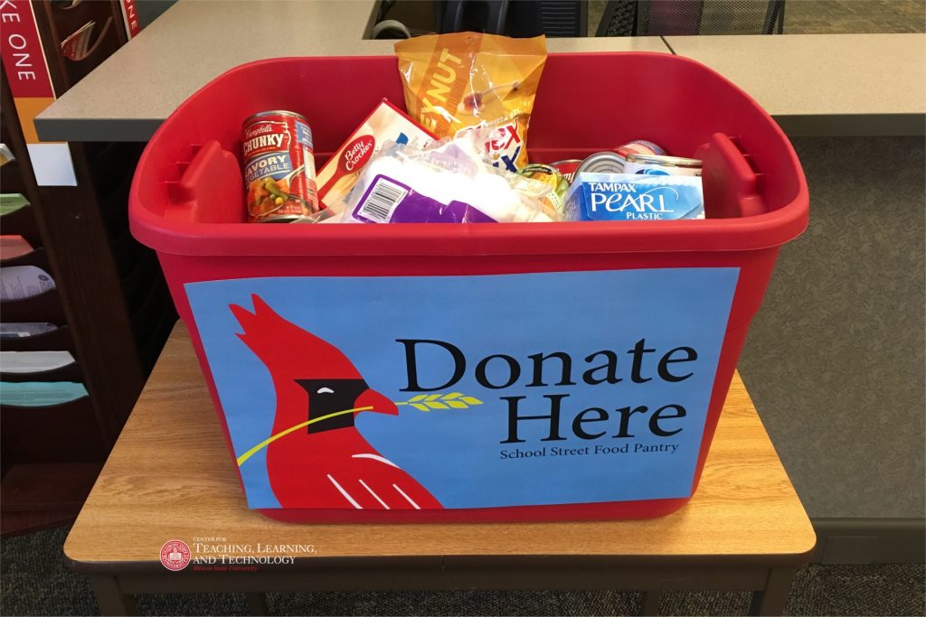 红色捐赠桶装满物品与“捐赠此处-学校街头食品储藏室”和标志。