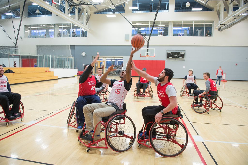 ISU学生在第五届年度Adaptapalooza期间玩轮椅篮球。