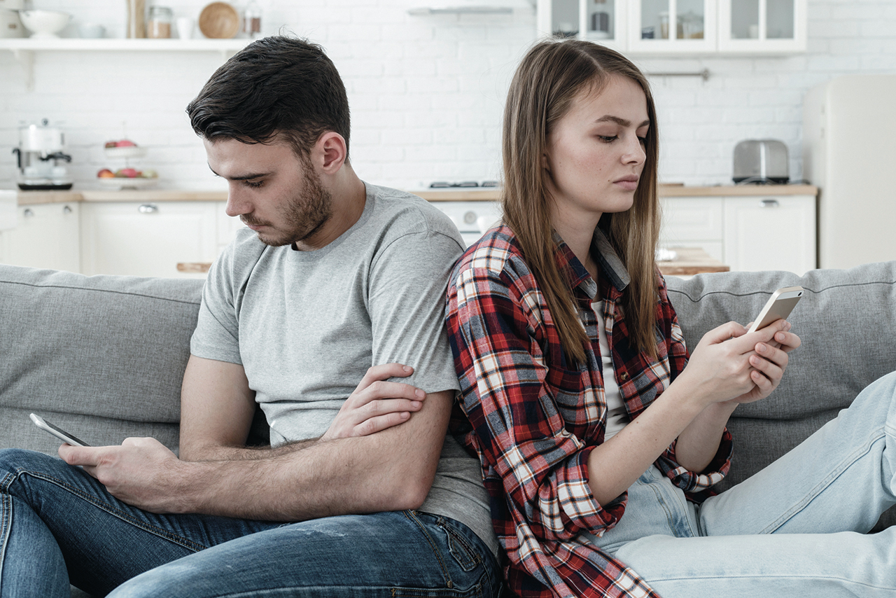 夫妻忽视对方使用手机。男朋友和女朋友与智能手机成瘾。关系不好的概念