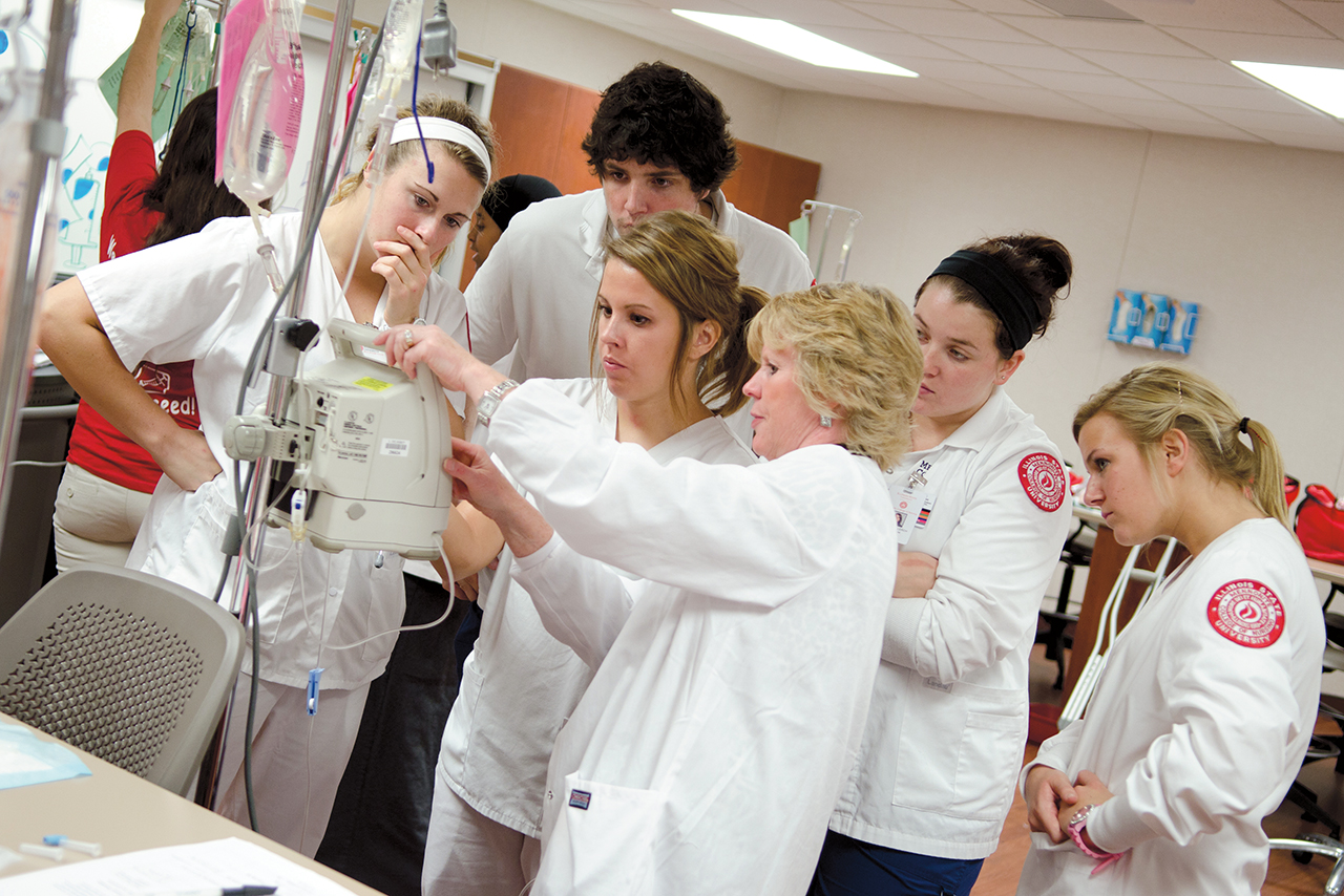 护理学生学习如何操作机器的员工。