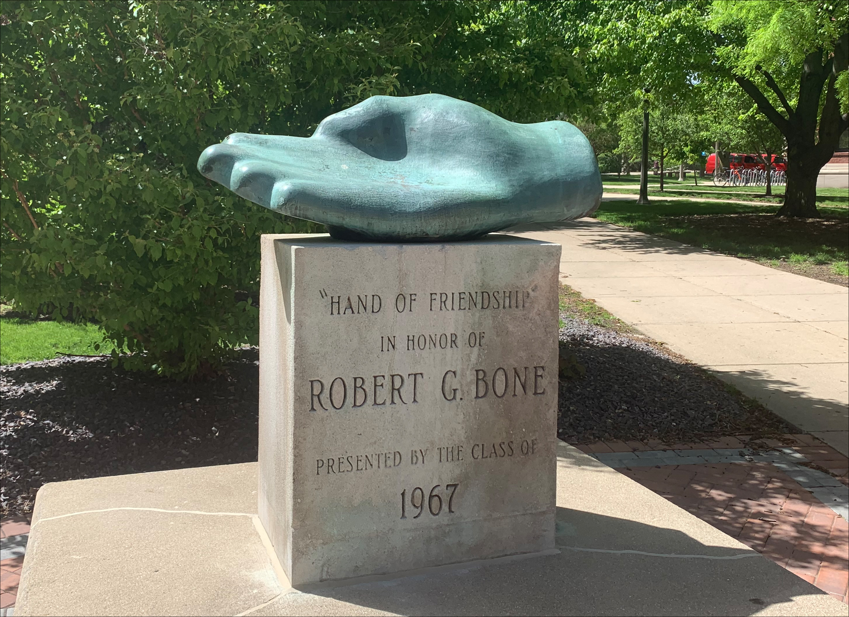 雕像的手说“友谊之手”的罗伯特·g . 1967级提出的骨头