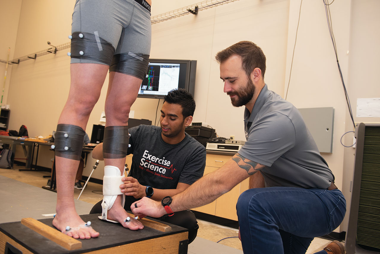 学生和教授研究脚踝背带。