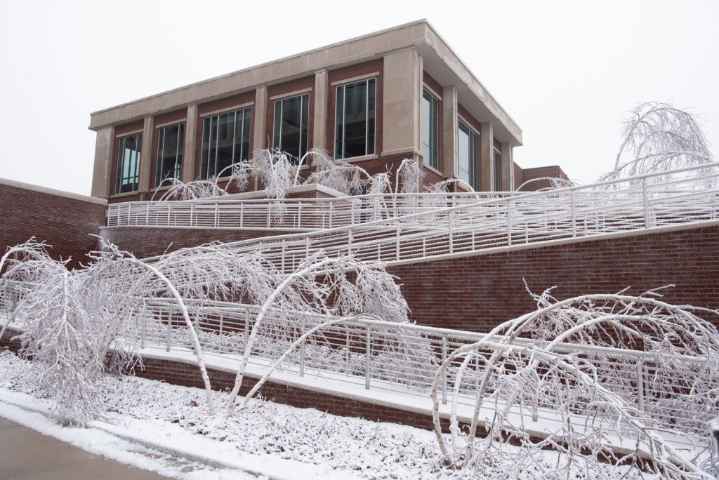 骨后学生中心冰雪袭击校园2021年1月初。