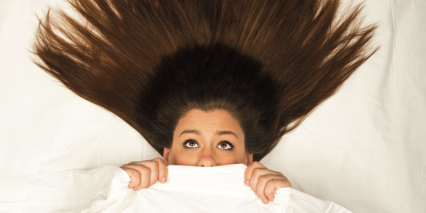 红雀学者2016年秋季封面textless与女人在床单下寻找害怕头发拉伸过头顶