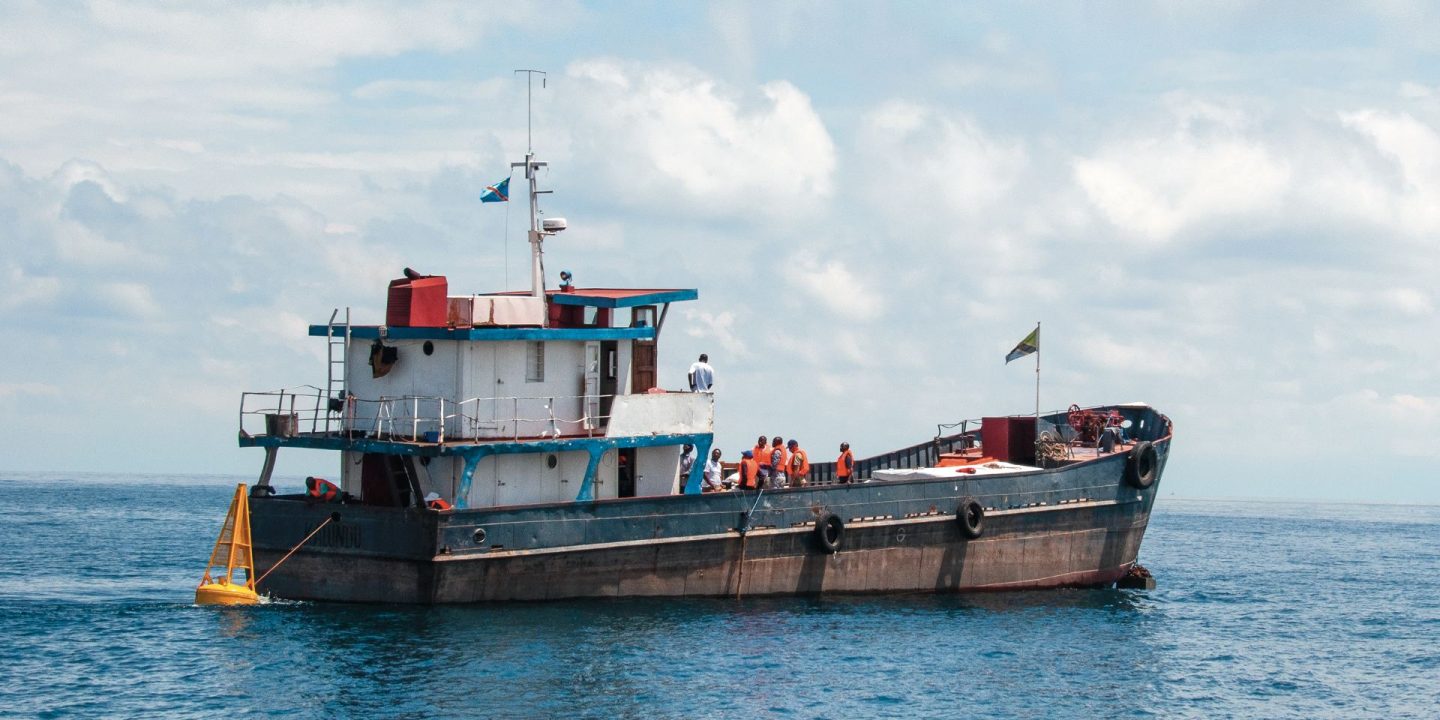 红雀学者2019年春季封面textless显示船舶在坦噶尼喀湖