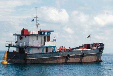 红鸟学者2019年春季封面无短信展示了坦噶尼喀湖上的一艘船