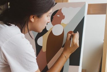 女人用中性的颜色画画