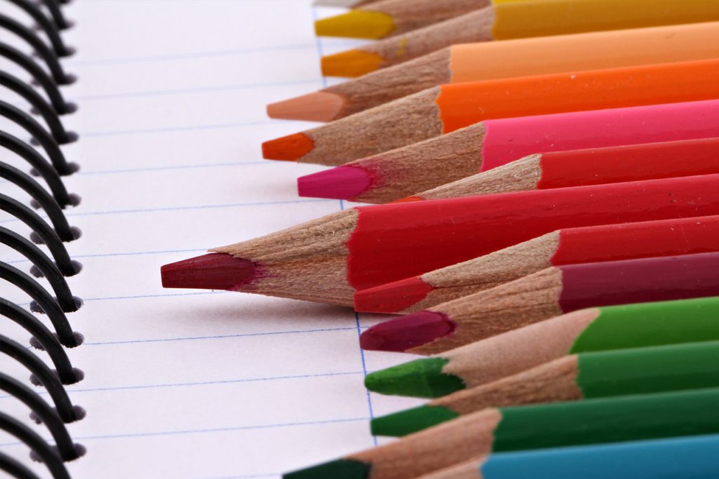 彩色铅笔在笔记本的一页上