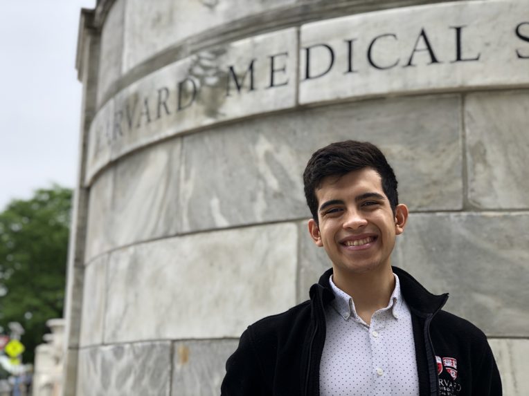 Basheer一步站在哈佛医学院的前面的迹象。