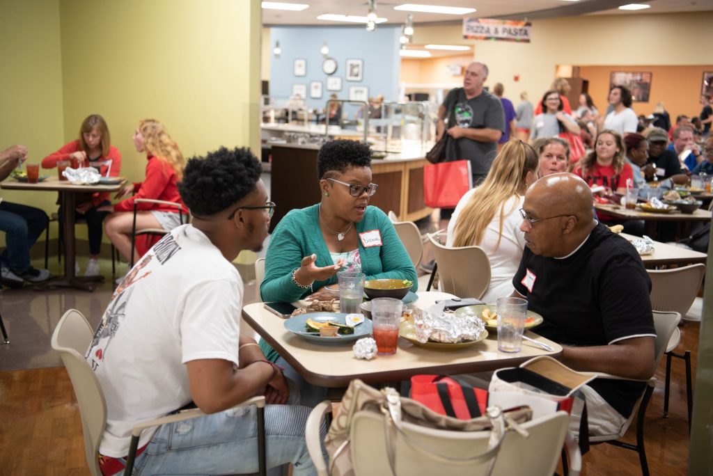 学生和家庭享受免费午餐沃特森餐饮公地