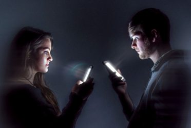 伊利诺伊州杂志报道了两个人在一间黑暗的房间里面对面盯着自己的智能手机