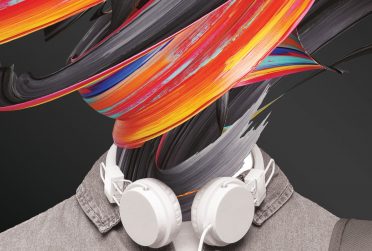 伊利诺伊州立大学2020年春季的封面，展示了一名学生头部的旋风般的颜色