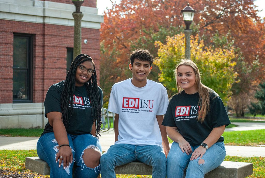 三个学生坐着,穿着短裤,读EDI ISU (EDI)