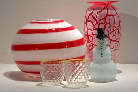 花瓶，饰品，眼镜-艺术品的例子出售在节日玻璃销售